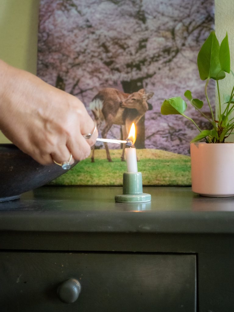 Holistisch coachen kaarsje wordt aangestoken