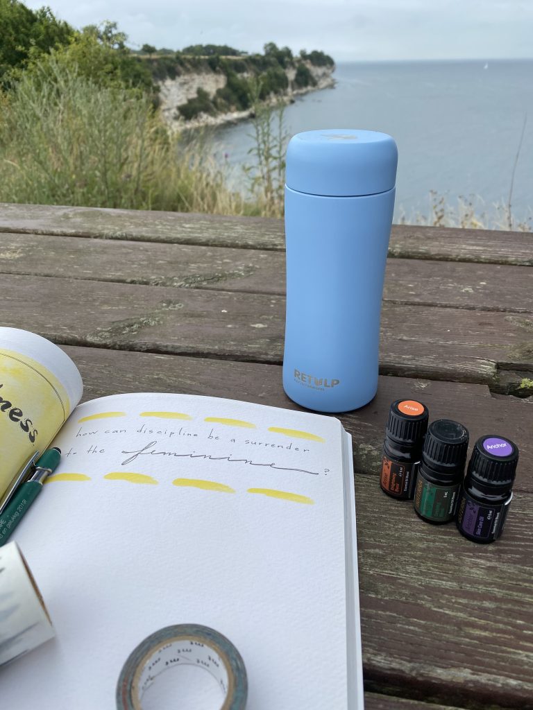 Geur. Journal met olie en een thermosbeker met uitzocht op krijtrotsen